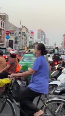 Vietnam Ho Chi Minh Şehri 'nde trafik sıkışık. Vietnam' da birçok insan motosiklet kullanıyor. Motosiklet trafiği yoğun. Ho Chi Minh Şehri Vietnam 07.30. 2024 