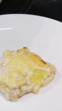 Krem soslu fırında mantarlı tavuk, fırında et ve mantarla birlikte peynirli patates kızartması. Yüksek kalite 4k görüntü