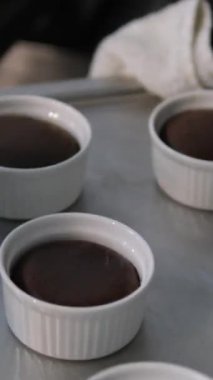 Lezzetli çikolatalı pasta. Lokantada kakao jöleli ve naneli ev yapımı çikolatalı pasta. Fırında çikolatalı şeker.