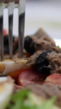 Doğrudan yukarıdan çekilmiş taze karides salatasıyla stok yiyecek videosu. Sebzeler ve ızgara karidesler deniz ürünleri restoranında akşam yemeği için servis edilir. Düz konumda 4K ultra HD görüntülerde çekilir. Yüksek kalite 