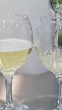 Şampanya kadehleri, açık büfede bir bardak şampanya, şampanyalı bir masa. Açık büfe Şampanya