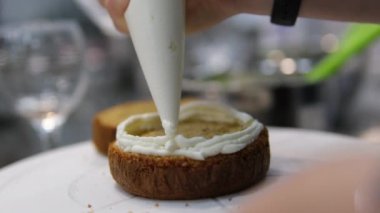 Bento keki çocukların elini yapma süreci. Çocukların doğum günü partisi. Küçük bir hediye tatili. Yüksek kalite 4k görüntü