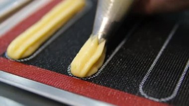 Timelapse Eclair choux hamur işleri fırında pişirilir. Yüksek kalite 4K görüntü. Eklemeleri fırınla