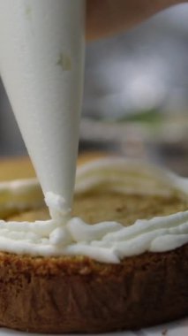 Bento keki çocukların elini yapma süreci. Çocukların doğum günü partisi. Küçük bir hediye tatili. Yüksek kalite 4k görüntü