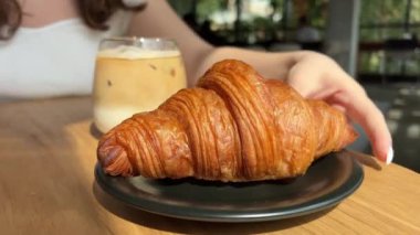 Kahvaltı manzarası bir demet kruvasan ve kafenin arka planında bir fincan kahve. Kahve ve kruvasan. Yüksek kalite 4k görüntü