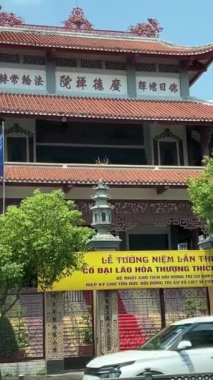 Vietnam 'daki Çin tapınağının penceresinden manzara. Vietnam Ho Chi Minh 08.16.2024