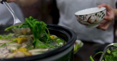 Çorbayı kepçeyle temizleyip bir kaseye koy. Yüksek kaliteli FullHD görüntüler