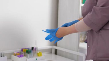 CU, şırınganın iğnesinden sıvı damlıyor şırınga yavaş çekimde güzellik enjeksiyonu. Estetik ameliyat. Yüksek kalite 