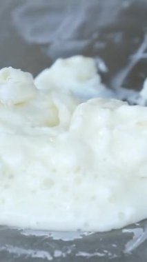 Kızarmış dondurma yapma süreci. Şarjör. Dondurulmuş tavada Tayland usulü kızarmış dondurma. Organik, doğal sarılmış dondurma, el yapımı tatlı. Çelik soğutmalı kızarmış dondurma makinesi. 4k 