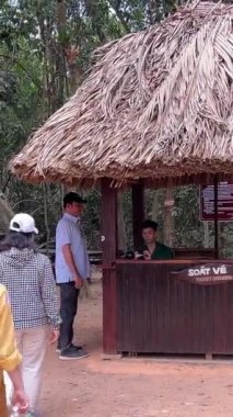 Vietnam Savaşı sırasında Cu Chi tünellerindeki gerilla kampının görüldüğü yer artık turistik bir yer. Seyahat konsepti. Cu Chi, Viet Nam Cu Chi 06.06.2024
