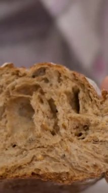 Siyah kare çavdar ekmeği, mutfakta bir somun koyu çavdar ekmeği. Yüksek kalite 4k görüntü