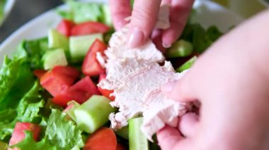Tavuk göğsü salata ızgara tavuk ve taze sebze salatası. Yüksek kalite 4k görüntü