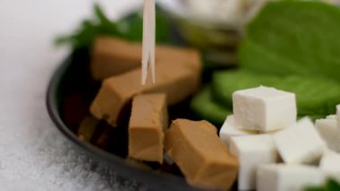 Norveç brunost geleneksel esmer peyniri kırsal arka planda. Yüksek kalite 4k görüntü