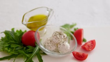 Yoğurt peyniri, Provencal şifalı bitkiler zeytinyağı kiraz domatesli roka sağlıklı sebzeli süt ürünleri yiyor. Yüksek kalite 4k görüntü