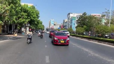 Motosikletli arabalar ho chi minh şehir trafiğinde maskeli, kasklı insanlar ve taksiler ve turistler Vietnam şehrinde otoyol boyunca ilerliyorlar. Vietnam Saigon 09.18.2024