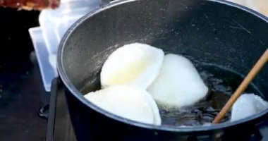 Aşçı Tayland karides krakeri kızartıyor. Kızarmış karides cipsi