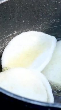 Aşçı Tayland karides krakeri kızartıyor. Kızarmış karides cipsi