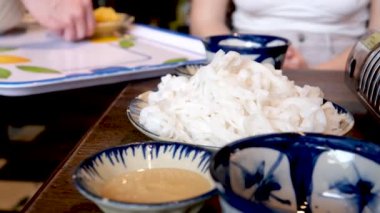 pirinç vermicelli noodle erkek garson Asya restoranında yemek servisi yapıyor. Yüksek kalite 4k görüntü
