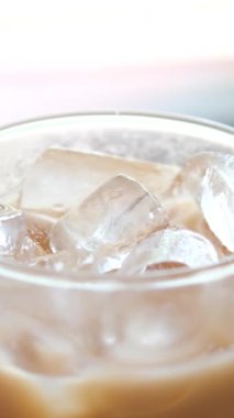 Kahve yaz buzlu buzlu latte içecek. Yüksek kalite 4k görüntü