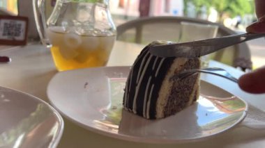 Haşhaş tohumu dolgulu buğday ekmeği, buğday unlu çöreğin içine bol miktarda haşhaş tohumu doldurmak. Haşhaş tohumu