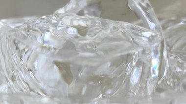 Camın içinde donmuş hava kabarcıkları olan buz parçaları. Bir içki için buz. Yüksek kalite 4k görüntü