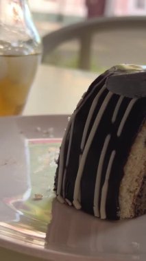 Haşhaş tohumu dolgulu buğday ekmeği, buğday unlu çöreğin içine bol miktarda haşhaş tohumu doldurmak. Haşhaş tohumu