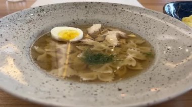 Soto adında bir Endonezya yemeği, tavuk suyu ve baharattan yapılmış bir çorba ve yanında pirinç, yumurta ve vermicelli ile servis edilir..