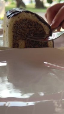 Haşhaş tohumu dolgulu buğday ekmeği, buğday unlu çöreğin içine bol miktarda haşhaş tohumu doldurmak. Haşhaş tohumu