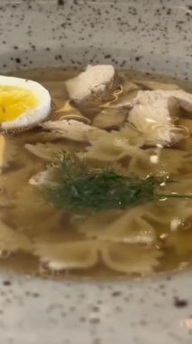 Soto adında bir Endonezya yemeği, tavuk suyu ve baharattan yapılmış bir çorba ve yanında pirinç, yumurta ve vermicelli ile servis edilir..