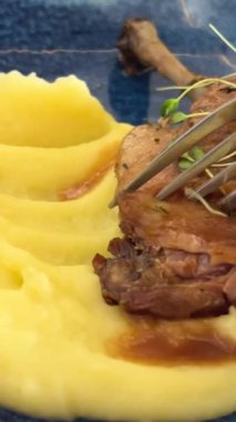 Mavi bir tabakta patates püresi ile bir parça et. Yüksek kalite 4k görüntü