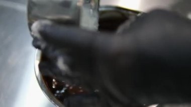 Çikolatalı pasta yapma sürecinde adım adım. Kadın eli yumurta ve tereyağını karıştırıcı ile karıştırır. Çikolatalı browni hazırlama işlemleri masanın üzerinde. yatay. 