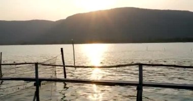 Nehir kenarındaki güneş ışığı ve akşam dağları. Yüksek kalite 4k görüntü