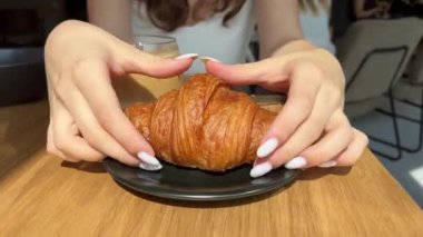 Kafede kapuçino servis eden güzel bir kadın. Kruvasan kıran, içecek karıştıran, kahveli bir kız. Boncuklu ve kırmızı dudaklı Fransız pastacı kadın..