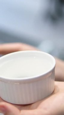 Stein elinde bir kadın Potter kapatın. Seramik atölyesinde çalışan ve bir kupa Beyaz kil üzerinden yapmak kadın. Potter kil ürün ile kadının el. Gonchar düzgünleştirir formu Stein.