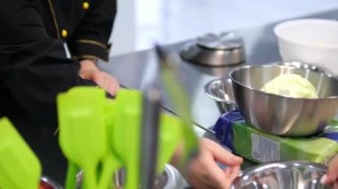 Erkek eller akşam yemeği için salata hazırlıyor. Eller marul yapraklarını ve domatesleri bir tabağa atar. Koca Caprese salatası için vişneli domates hazırlıyor. Yüksek kalite 4k görüntü