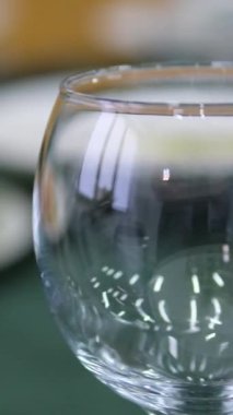 Yemek masasında boş cam yemek, çiçekler ve yeşil masa örtüsü. Yüksek kalite 4k görüntü