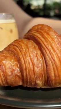Kahvaltı manzarası bir demet kruvasan ve kafenin arka planında bir fincan kahve. Kahve ve kruvasan. Yüksek kalite 4k görüntü