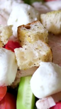 Labneh Taşakları. Salataya kızarmış ekmek ekle.