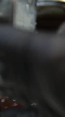 Çikolatalı pasta yapma sürecinde adım adım. Kadın eli yumurta ve tereyağını karıştırıcı ile karıştırır. Çikolatalı browni hazırlama işlemleri masanın üzerinde. yatay. 