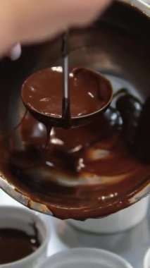 Çikolata şekeri pişirmek, kalıplara dökmek, kalıplara dökme işlemi. Yüksek kalite 4k görüntü