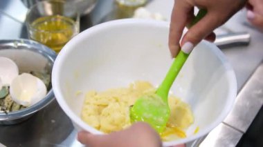 Yumurtaları hamura karıştır. Kadın kasede hamur karıştırıyor. Yüksek kalite 4k görüntü