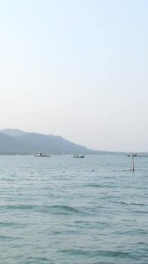 Karadeniz kıyılarında sakin dalgalar, deniz dalgaları üzerinde güzel yansımalar, gelgitten önce güzel dalgalar. Yüksek kalite 4k görüntü