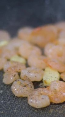 Tavada karides kızartması, zeytinyağı ve sarımsak. Karidesle yemek hazırlıyorum. Deniz mahsulleri pişiriyorum. Yüksek kalite 