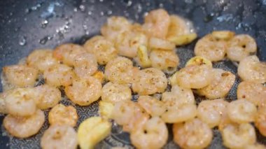 Yağlı tavada kızartılmış karidesler, yaklaşın. Dikey video. Yüksek kalite 8K görüntü