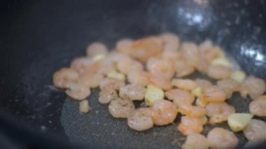 Tavada karides kızartması, zeytinyağı ve sarımsak. Karidesle yemek hazırlıyorum. Deniz mahsulleri pişiriyorum. Yüksek kalite 