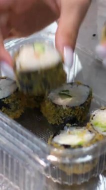Lokantanın mutfağında yemek var. Kızarmış suşi hazırlıyorlar. tempura rulosu