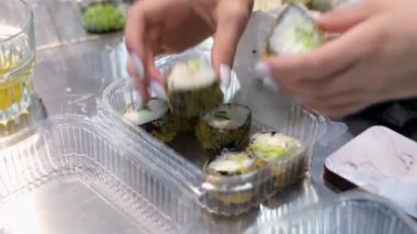 Lokantanın mutfağında yemek var. Kızarmış suşi hazırlıyorlar. tempura rulosu