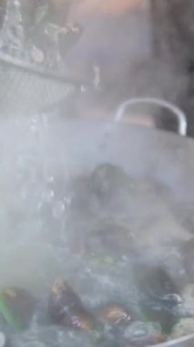 Yavaş çekim, tereyağlı midyeleri tavaya fırlatır. Kabukları fırlat