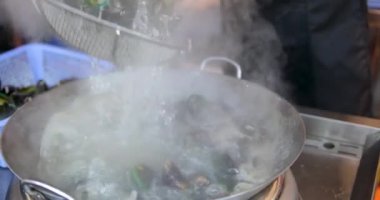 Yavaş çekim, tereyağlı midyeleri tavaya fırlatır. Kabukları fırlat