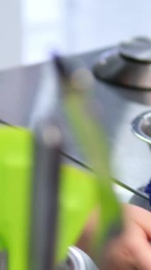 Erkek eller akşam yemeği için salata hazırlıyor. Eller marul yapraklarını ve domatesleri bir tabağa atar. Koca Caprese salatası için vişneli domates hazırlıyor. Yüksek kalite 4k görüntü